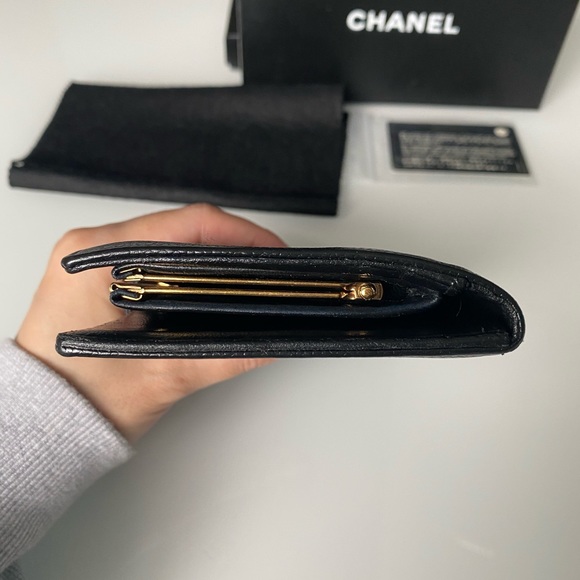 SOLD❌ Chanel Vintage Bi-Fold Wallet in Caviar - Picture 5 of 11